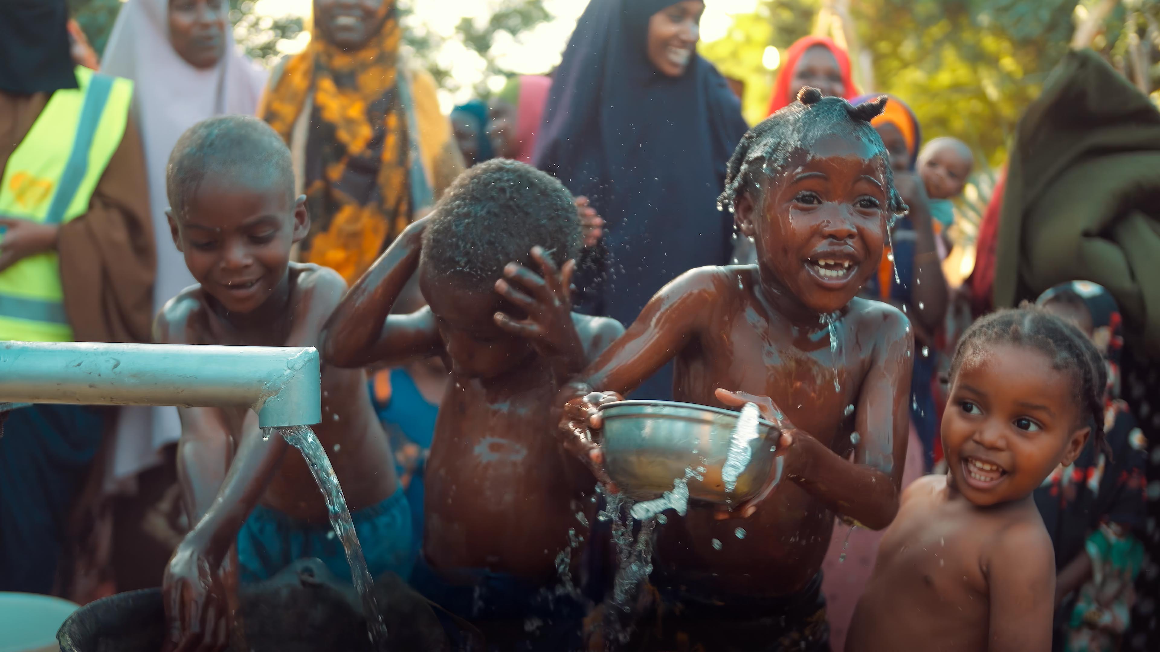Kinder freuen sich über sauberes Brunnenwasser in Somalia